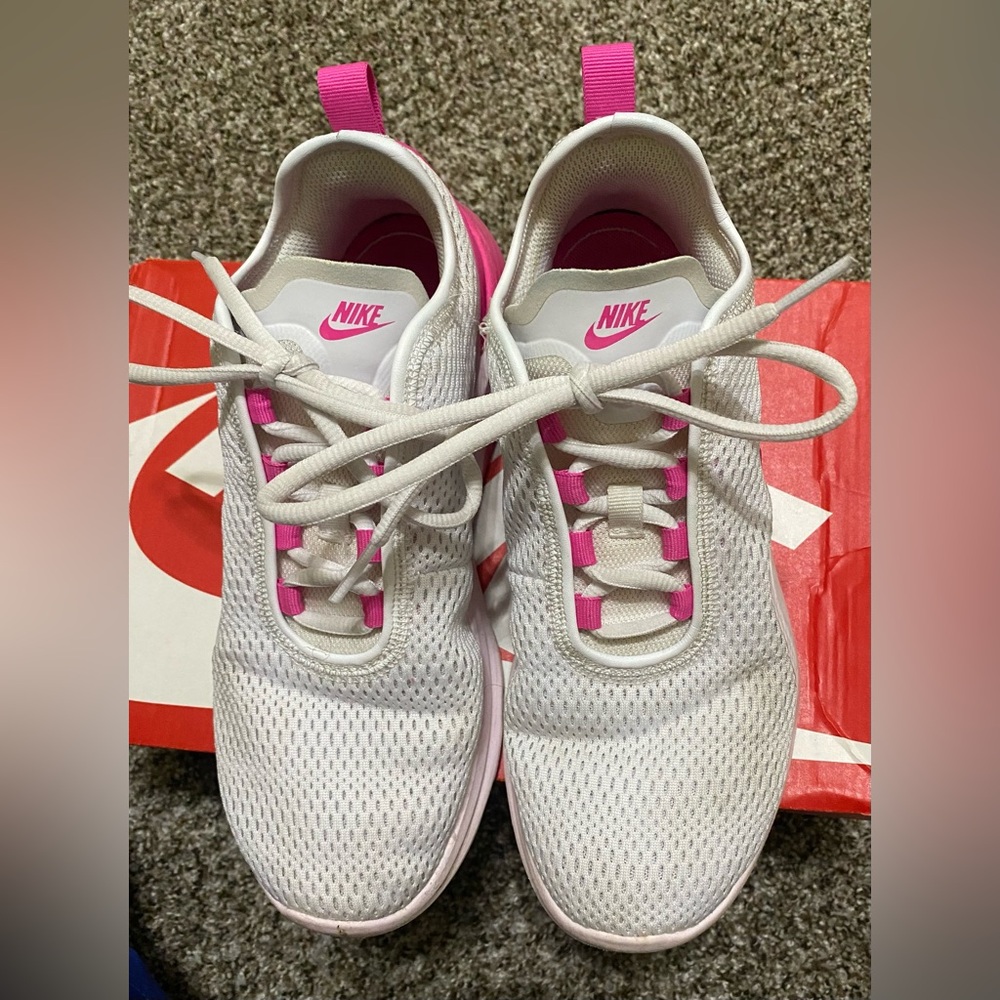 Women’s Pre-Owned Nike Air Shoes: Size:8